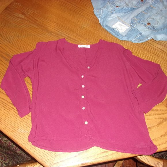 Red button front top - Picture 7 of 7